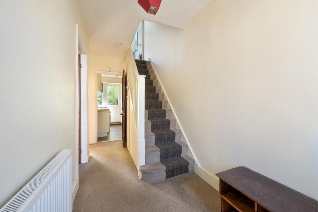 House in Worcester Park, The Hamptons - More
