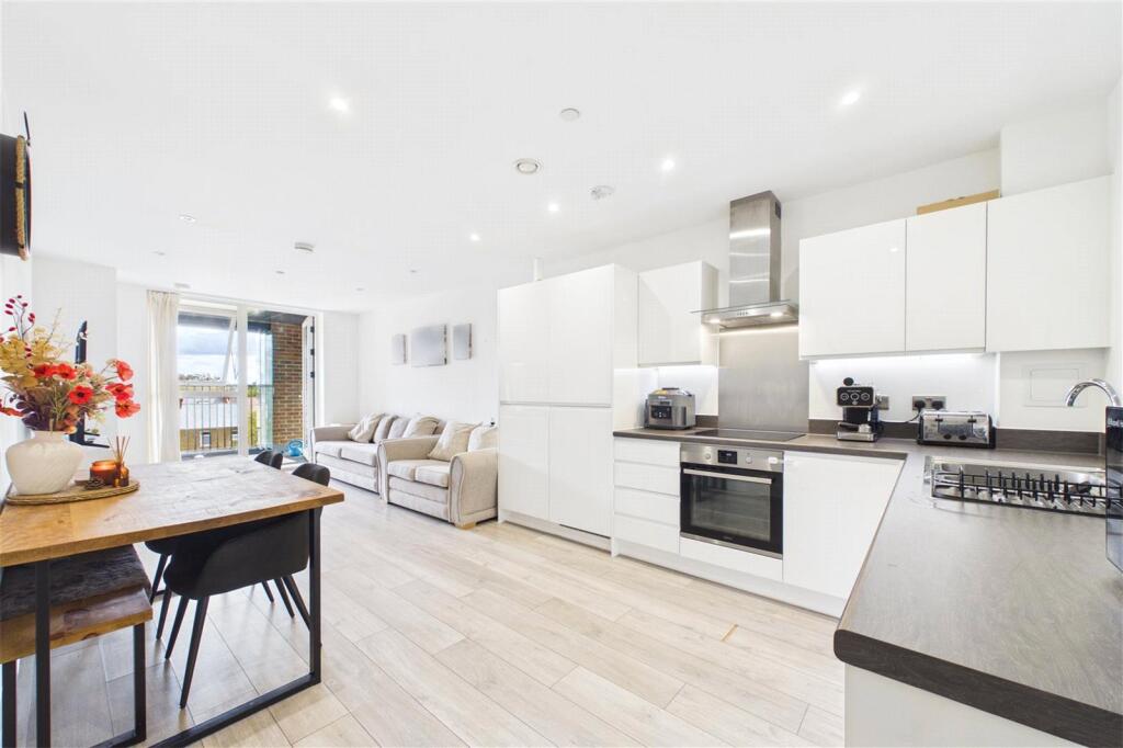 Apartment in Kingston upon Thames - View 4