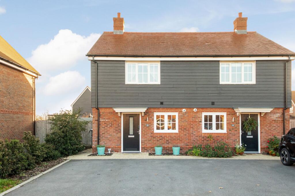 2-bed semi-detached on Lamble Walk, East Hanney, OX12, £325,000