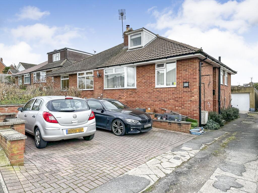 3-bed semi-detached on Folly Drive, Highworth, SN6, £325,000