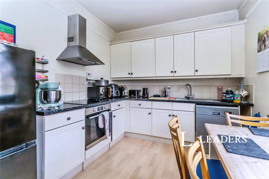 Apartment in Sevenoaks, Kippington - More