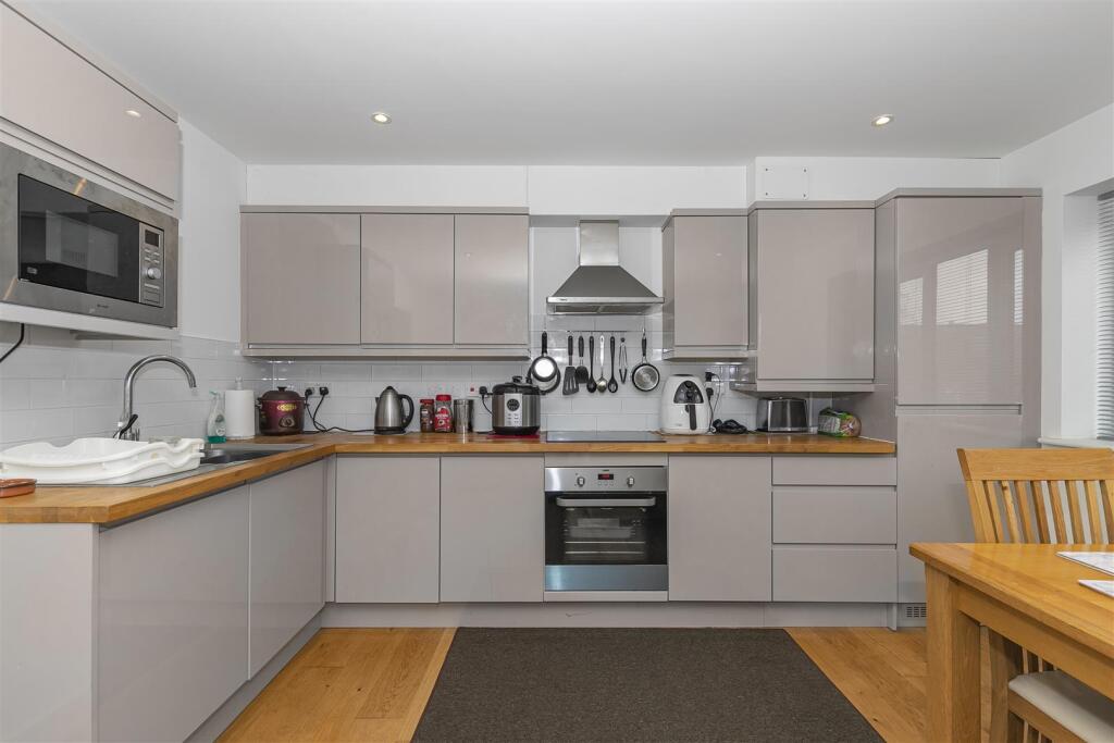 Cherry Tree Court, Oldland Common photo 2