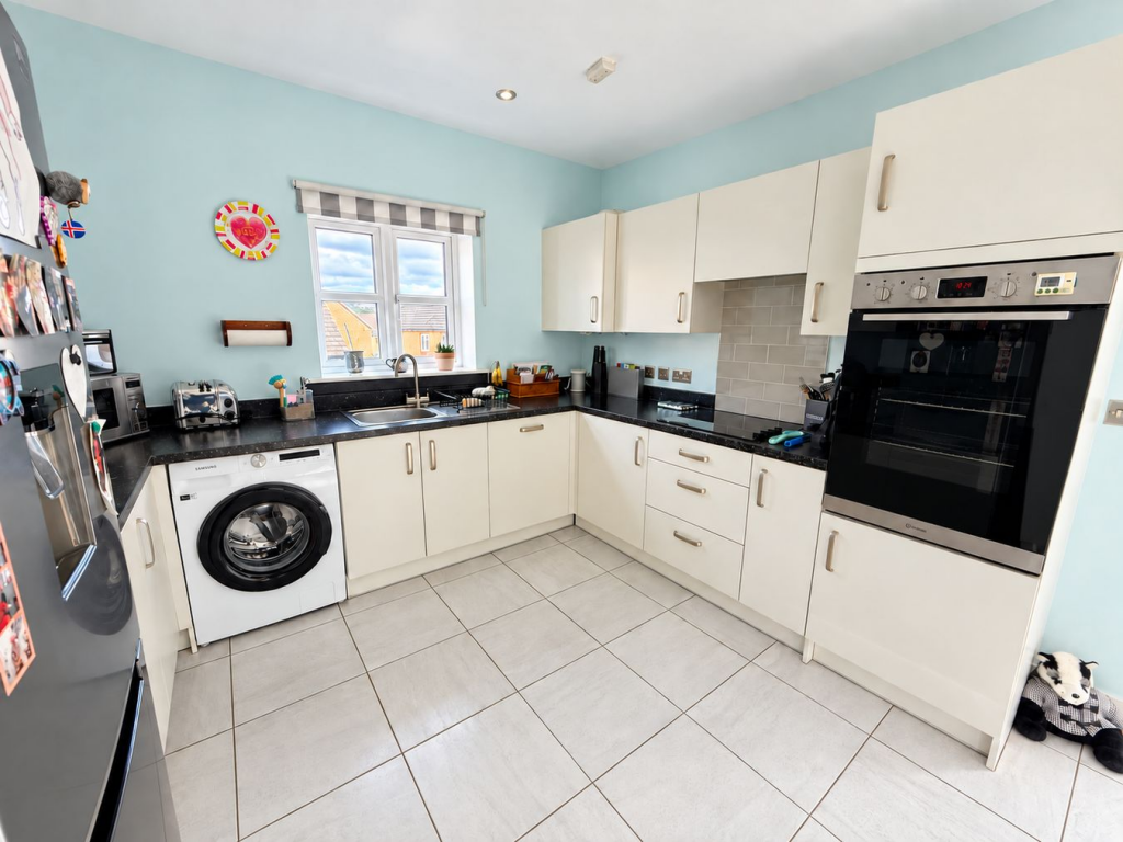 Brompton Drive, Apperley Bridge, Bradford, BD10 photo 3