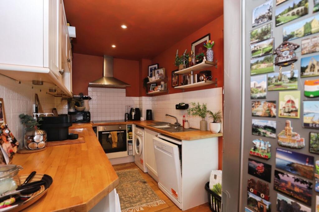 Apartment in Cheltenham, Gloucestershire - View 4