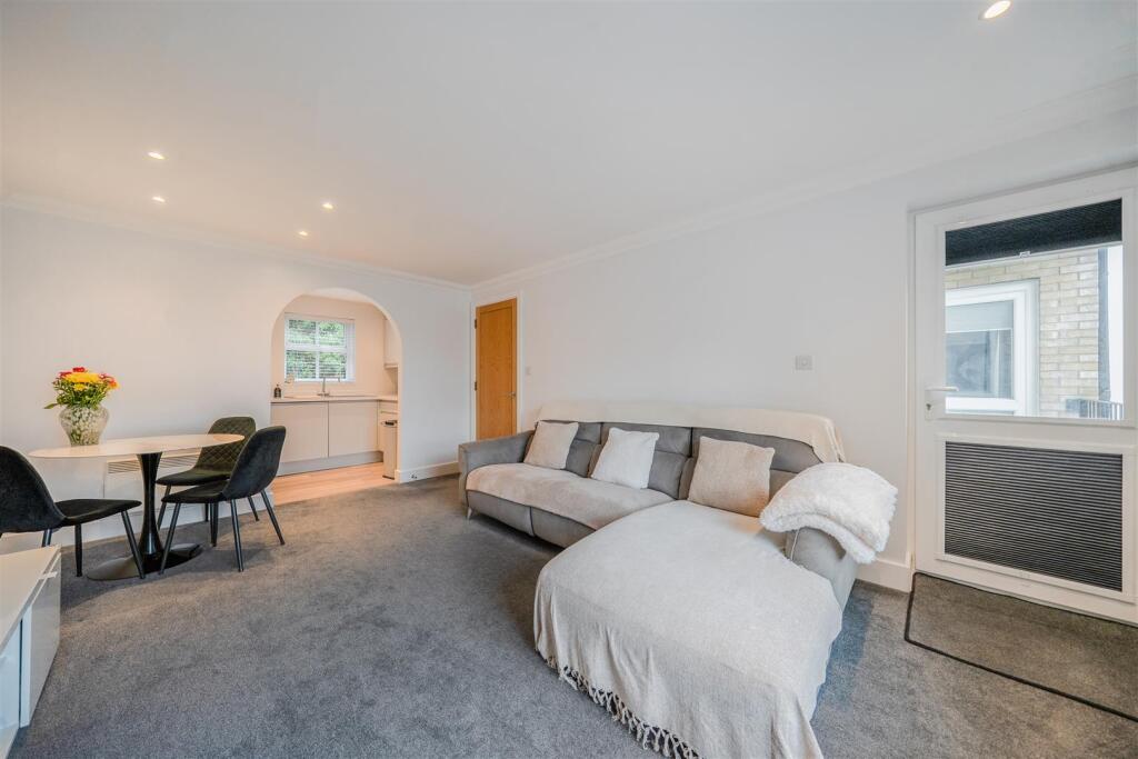 Apartment in Reading - View 5