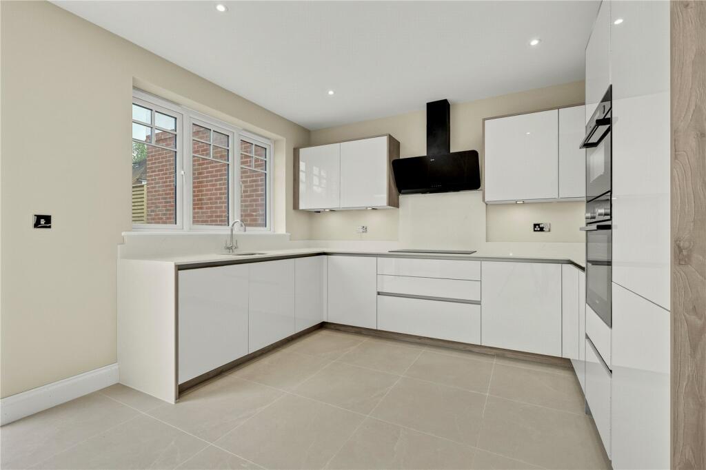 House in Elmbridge, Weybridge - View 4