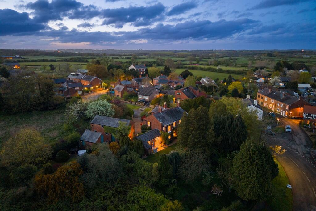 Auchenhoan, The Brow, Kingsley, Frodsham, WA6 8AN photo 2