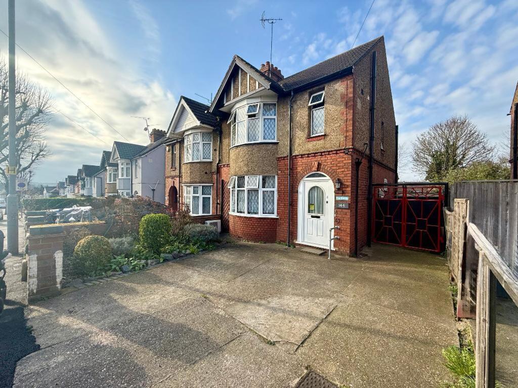 3-bed semi-detached on Montrose Avenue, Luton, LU3, £400,000
