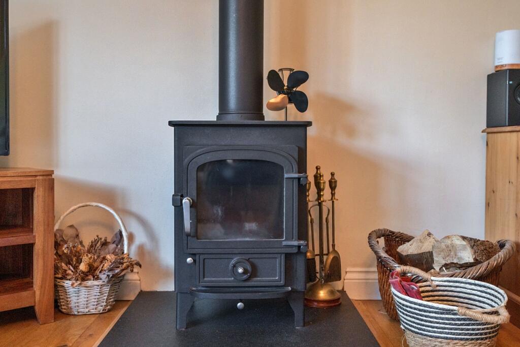 House in Basingstoke and Deane, Oakley - More