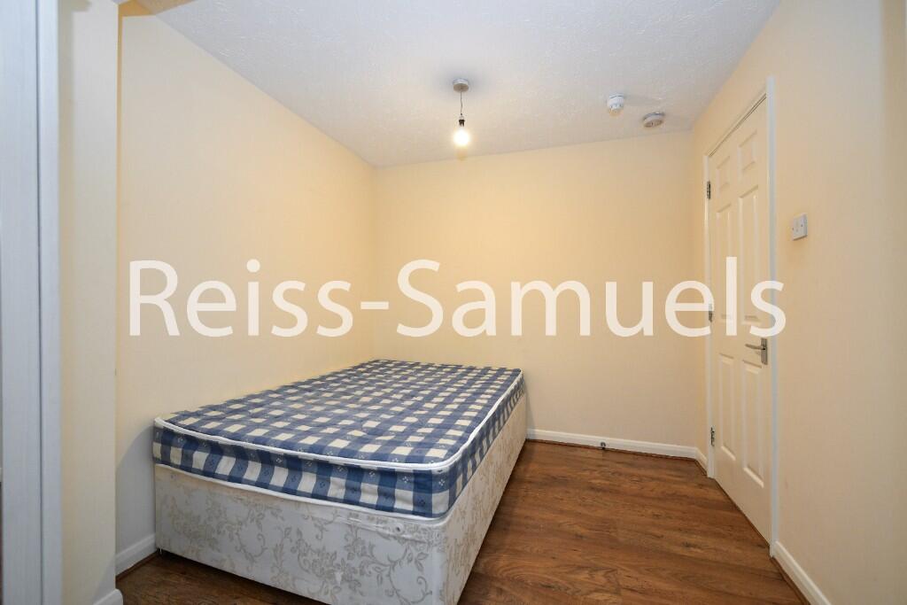 5 bedroom semi-detached house for rent