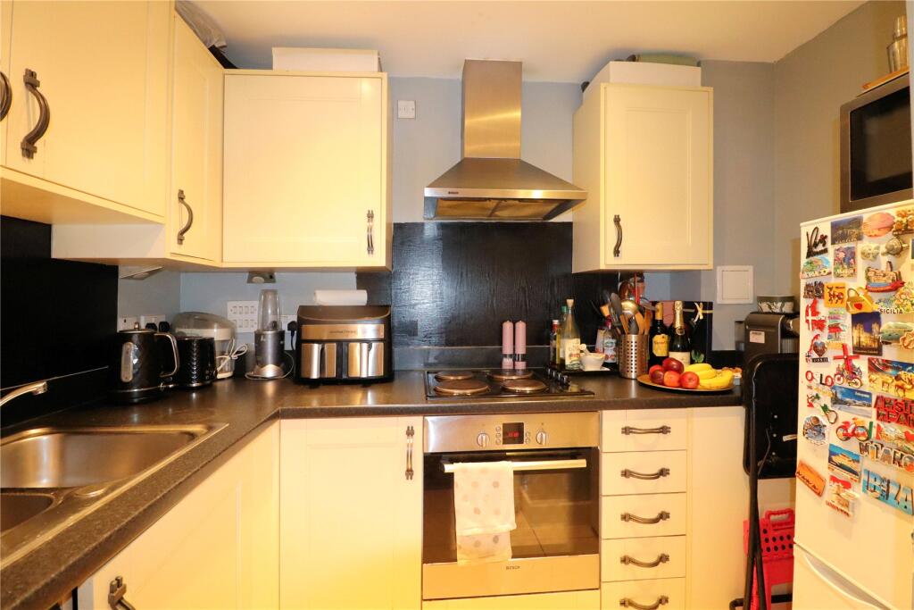 Apartment in Woking, Sheerwater - View 2