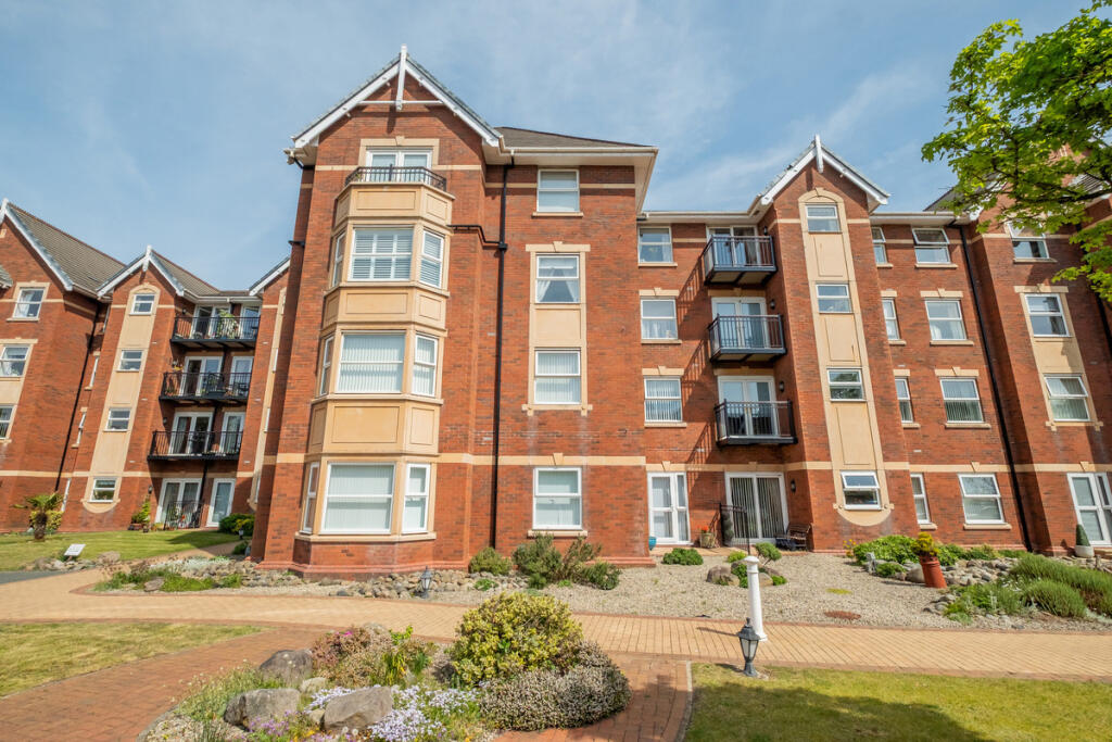 2-bed flat on Clifton Drive South, Lytham St. Annes, FY8, £190,000
