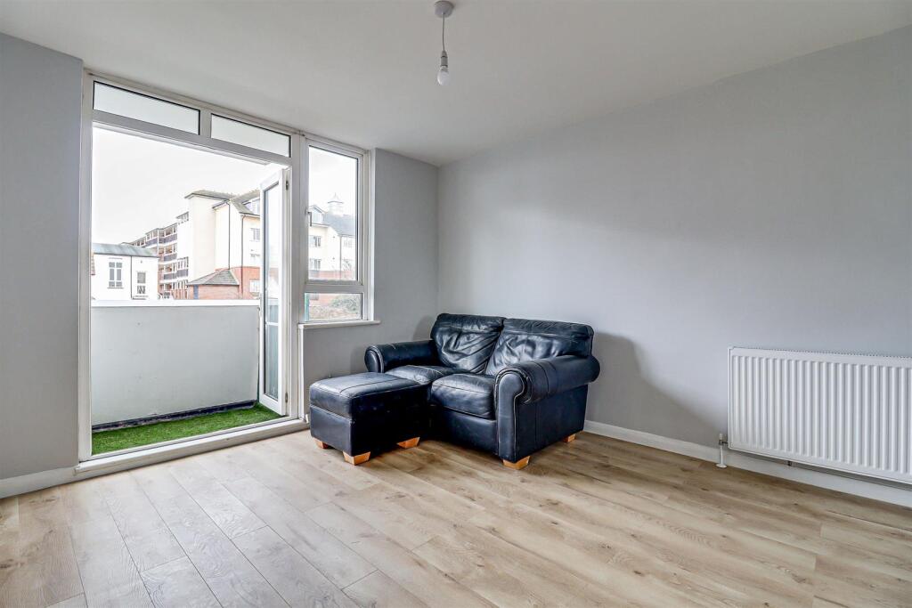 Apartment in Southend-on-Sea, Essex - More
