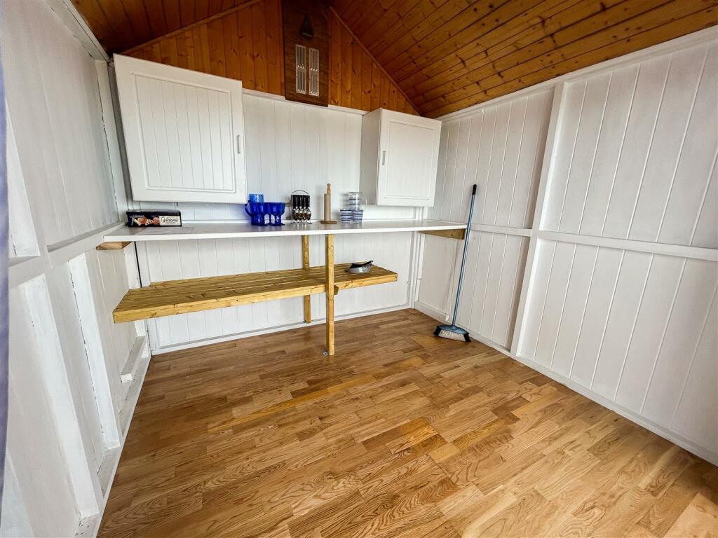 11 Ambleside Court photo 4