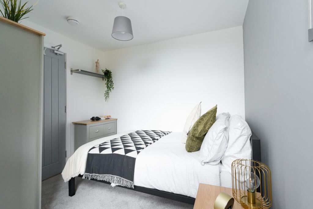 House in Portsmouth - More