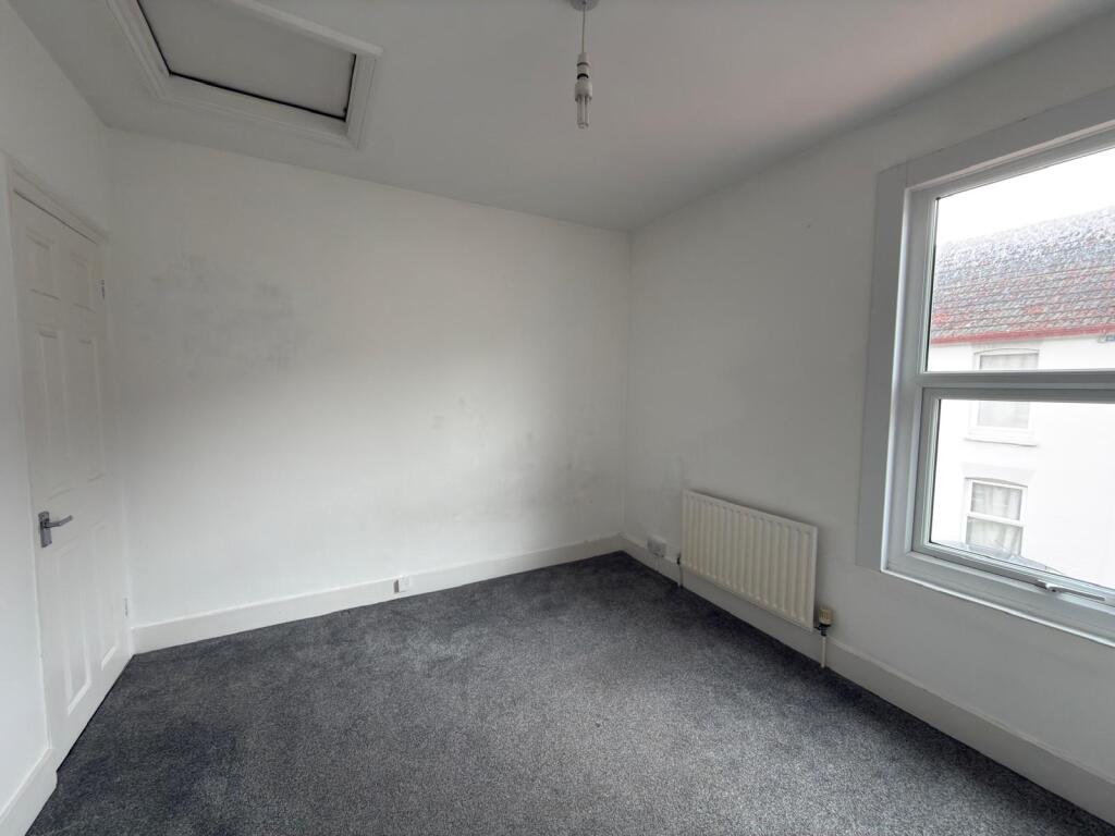 House in Chatham, Medway - More
