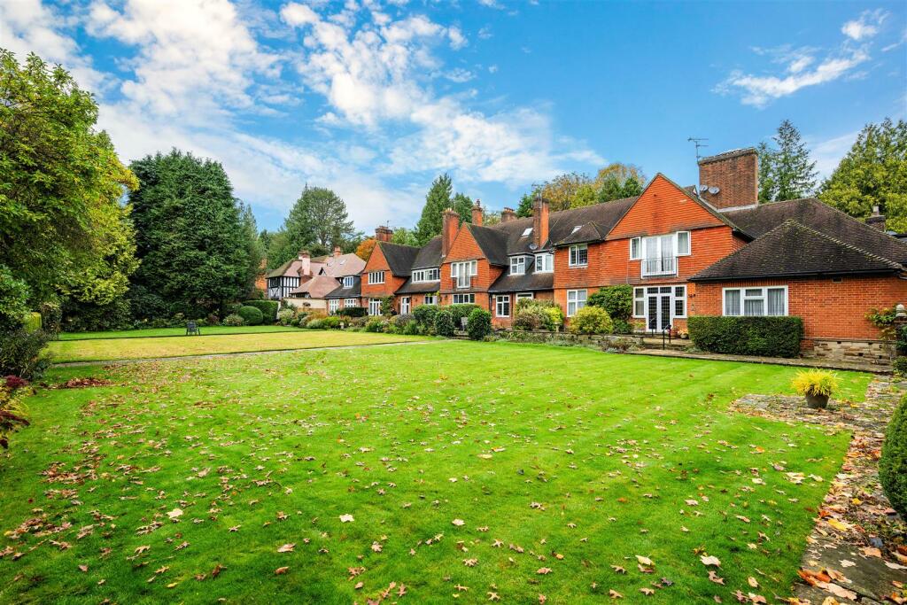 Heath Drive, Walton On The Hill, Tadworth photo 3