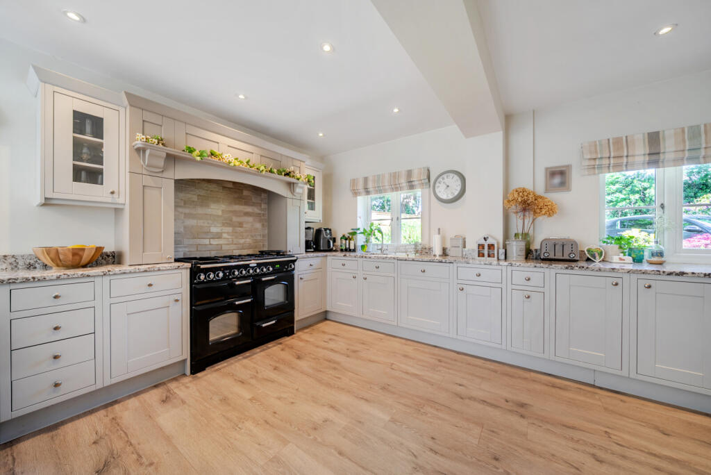 Coombelands Lane, Addlestone, KT15 photo 4
