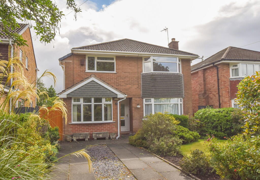 3-bed detached on Brookhurst Avenue, Bromborough, Wirral, CH63 0HR, £325,000