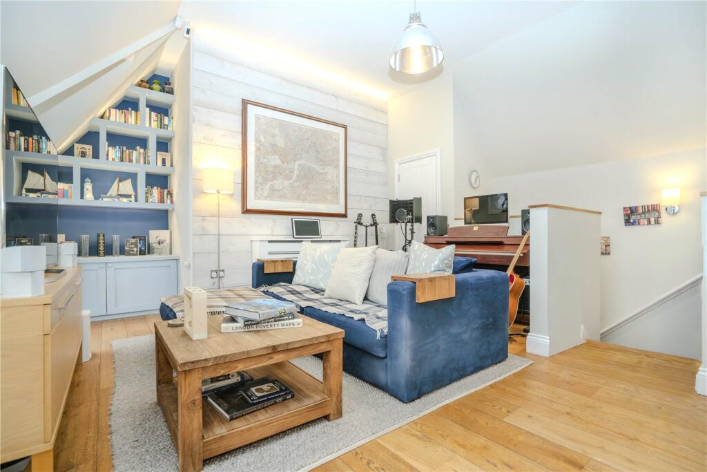 2-bed flat on Park Lane, Richmond, TW9, £1,000,000