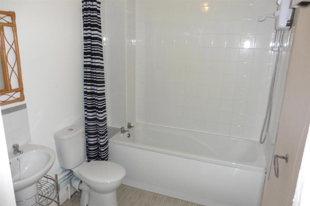 Apartment in Northampton - More