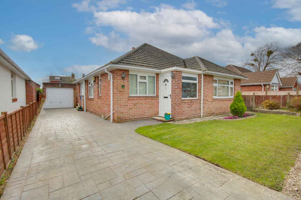 2-bed detached on Sholing! No Chain! Gorgeous Kitchen Breakfast Room!, £350,000