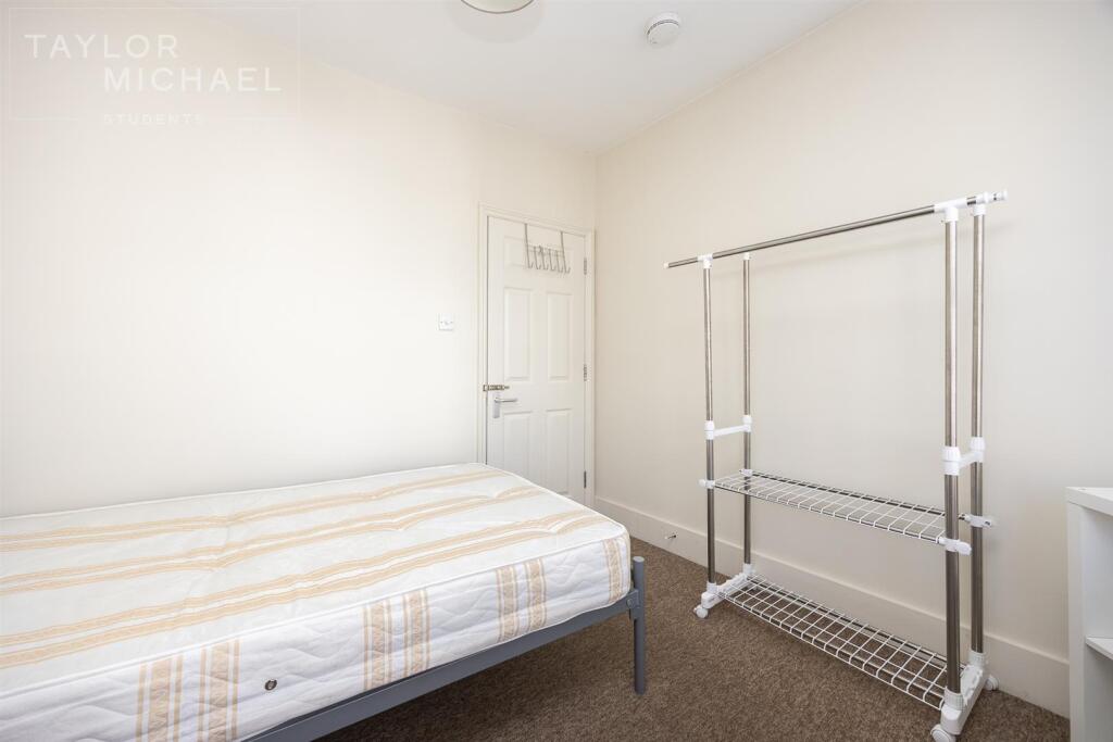 6 bedroom terraced house for rent