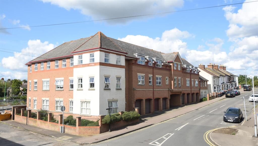 Main image of property: Willow House, Station Road, Linslade, LU7 2NF