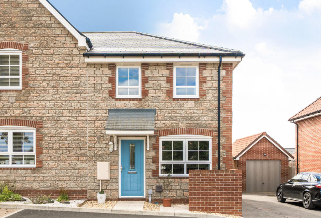 Main image of property: Middle Leaze, Coalpit Heath, Bristol, Gloucestershire, BS36