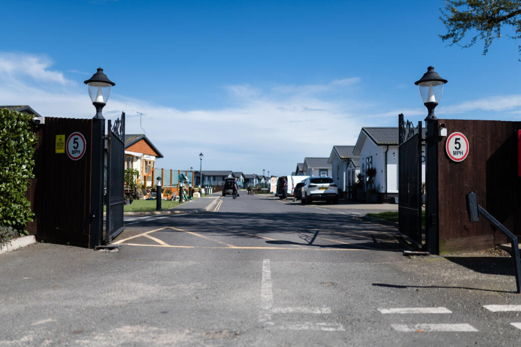2-bed caravan on Canvey Island, Essex, SS8, £299,000