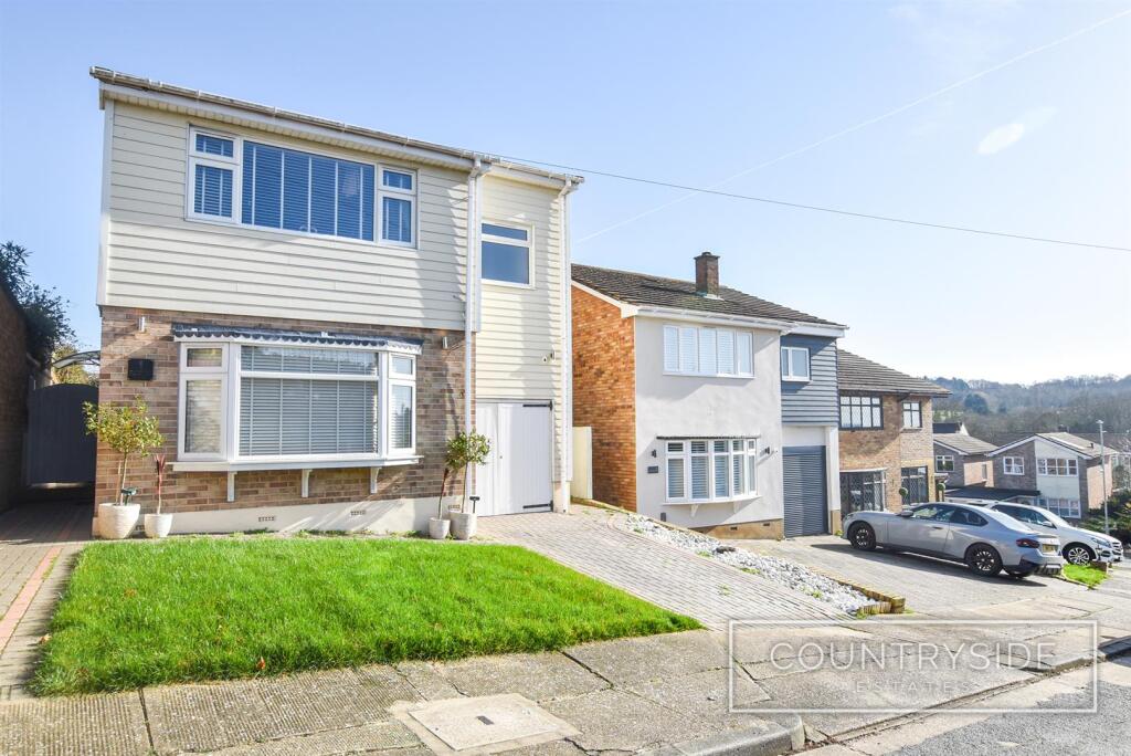 Main image of property: Greenoaks Close, Benfleet