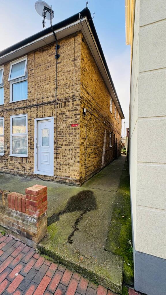 Main image of property: Flat 4, 60 East Street, Sittingbourne, Kent ME10 4RT