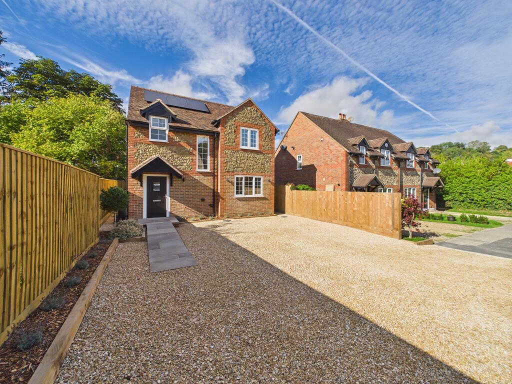 3-bed detached on Barn Court, High Wycombe, Buckinghamshire, HP12 4LQ, £575,000