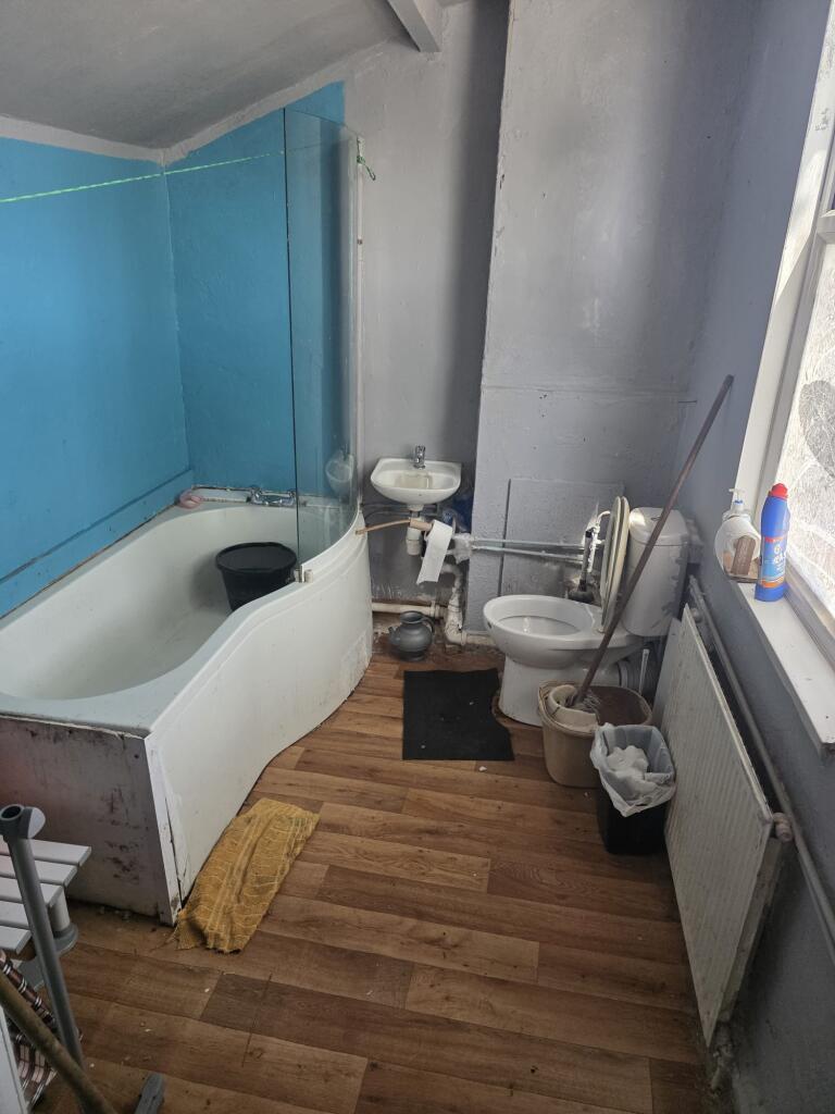 Bathroom with W.C.