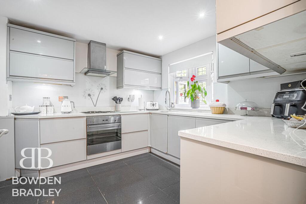 House in Epping Forest, Grange Hill, Chigwell - View 5