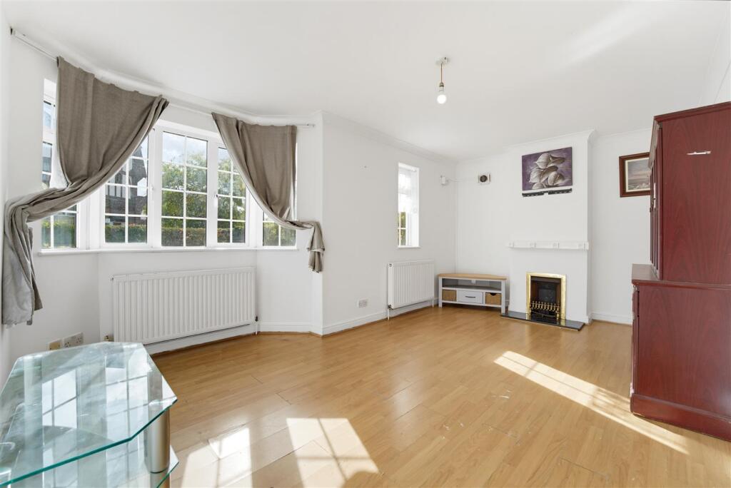 Apartment in Richings Park, Iver - View 3