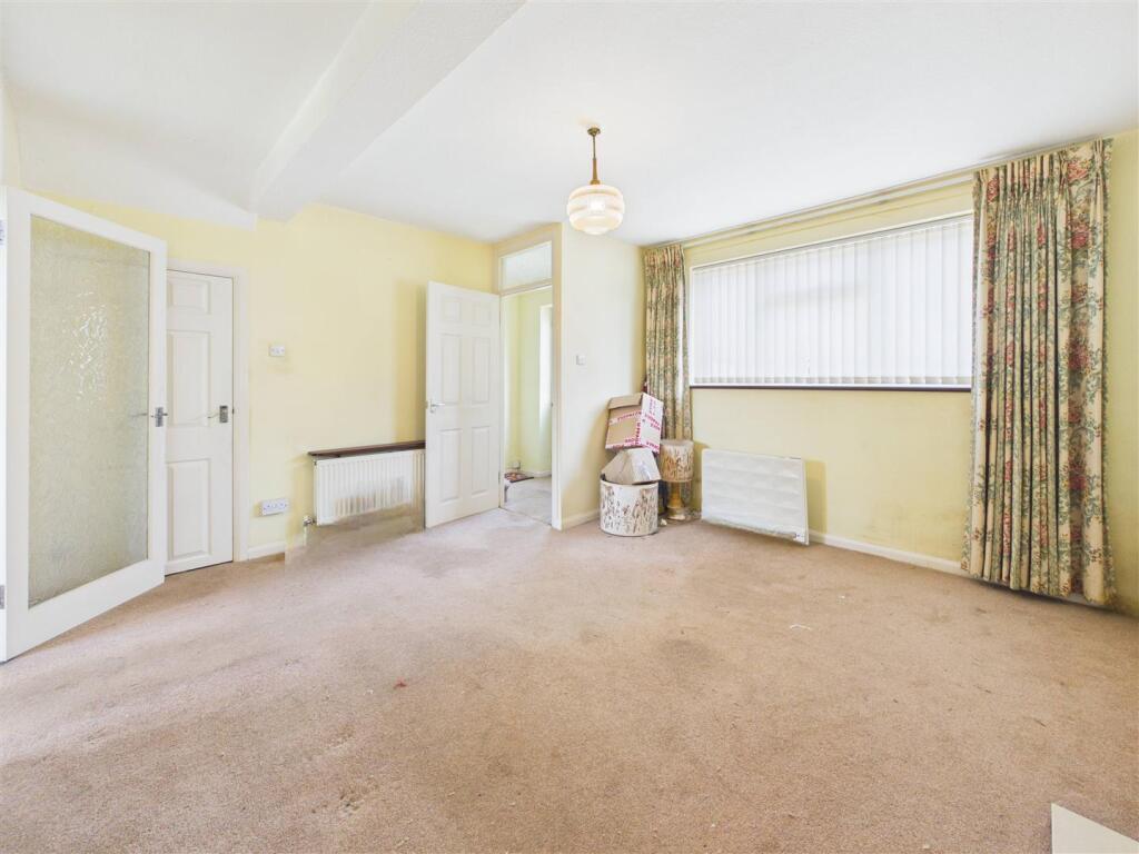 Ambleside Avenue, Walton-on-Thames – další