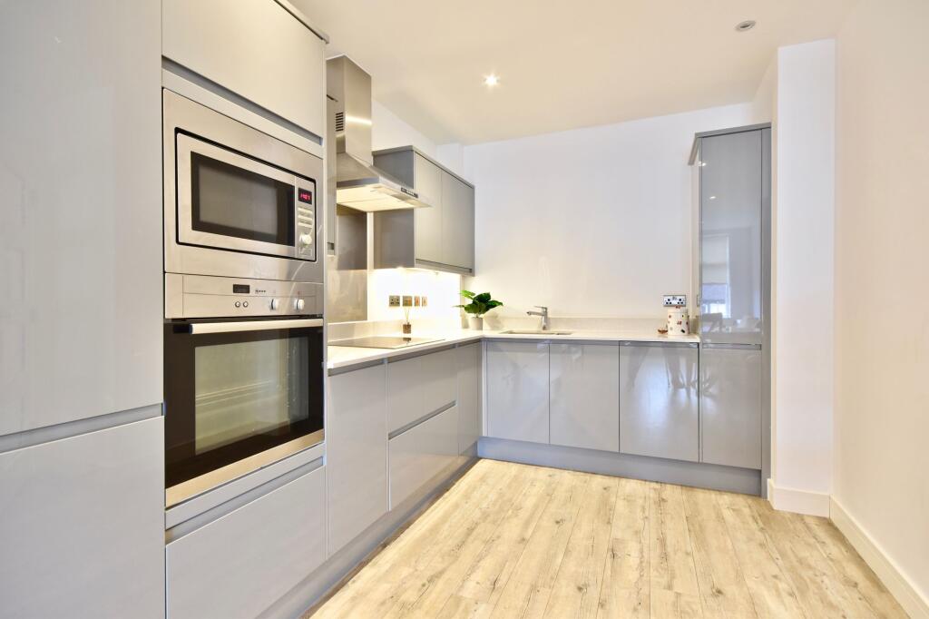 Apartment in Kingston upon Thames - View 5