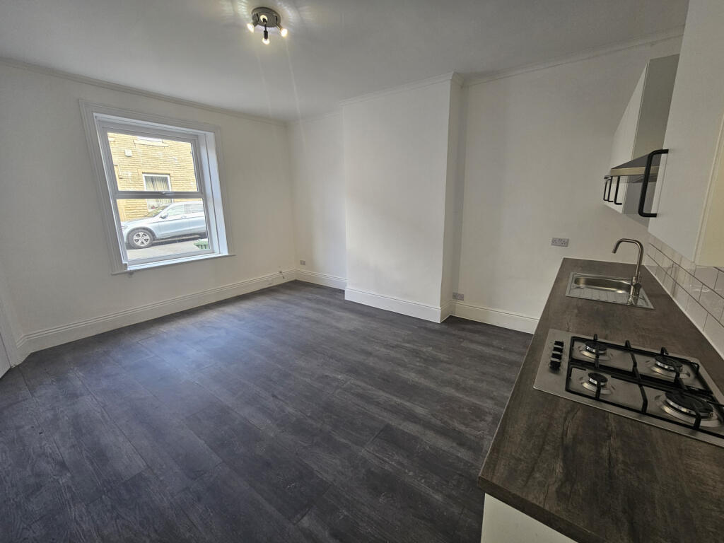 House in Kirklees, Benomley, Moldgreen - View 3