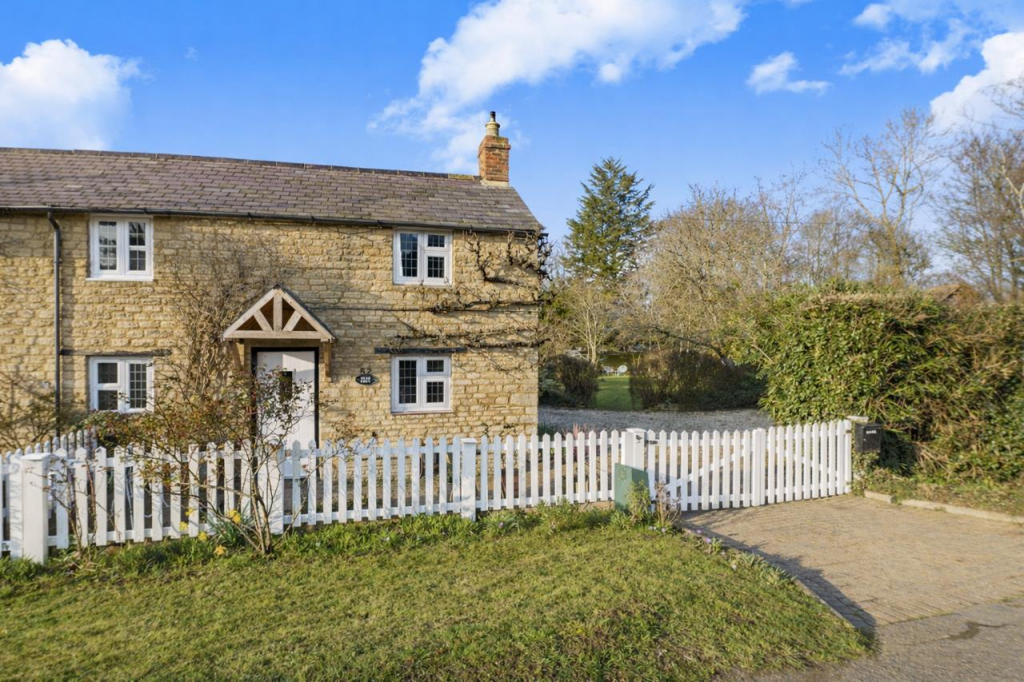 Main image of property: Pear Tree Cottage, Barnard Gate