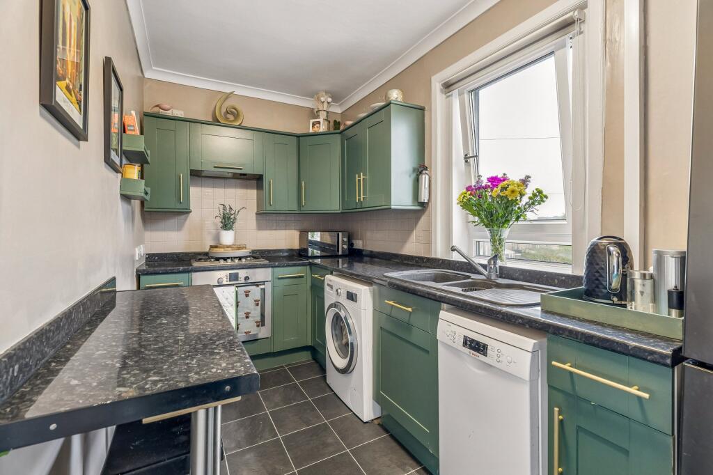 House in Glasgow, North Overlee, Stamperland - More