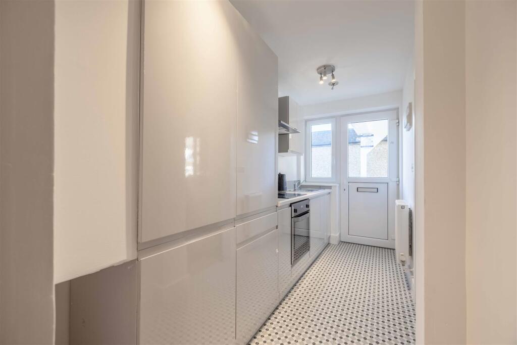 Dedworth Road, Windsor - View 4