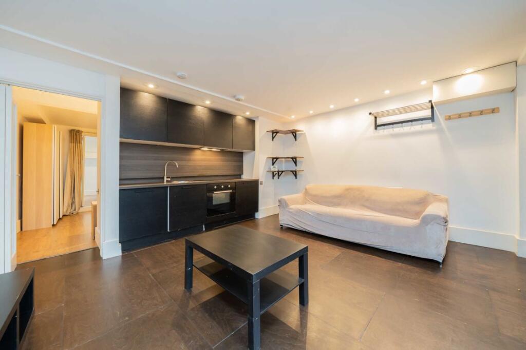 Cornwall Crescent, Notting Hill photo 2