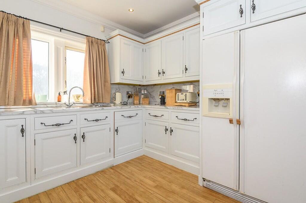 83 Brighouse & Denholme Road, Bradford, West Yorkshire, BD13 1LH photo 2