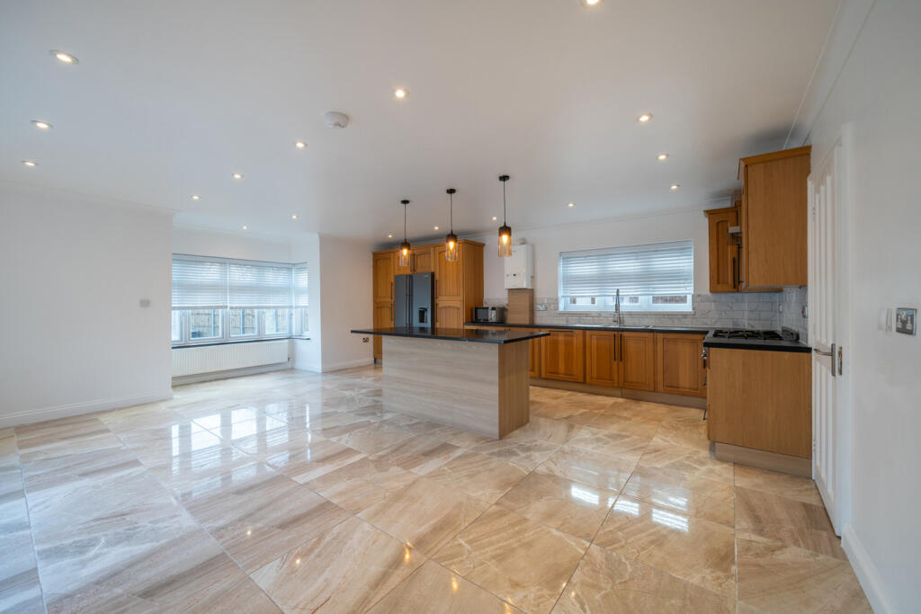 Willow Crescent East, Denham, Uxbridge photo 2