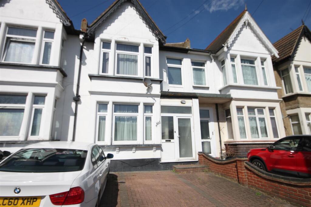 1-bed flat on Woodgrange Drive, Southend-on-Sea, £180,000