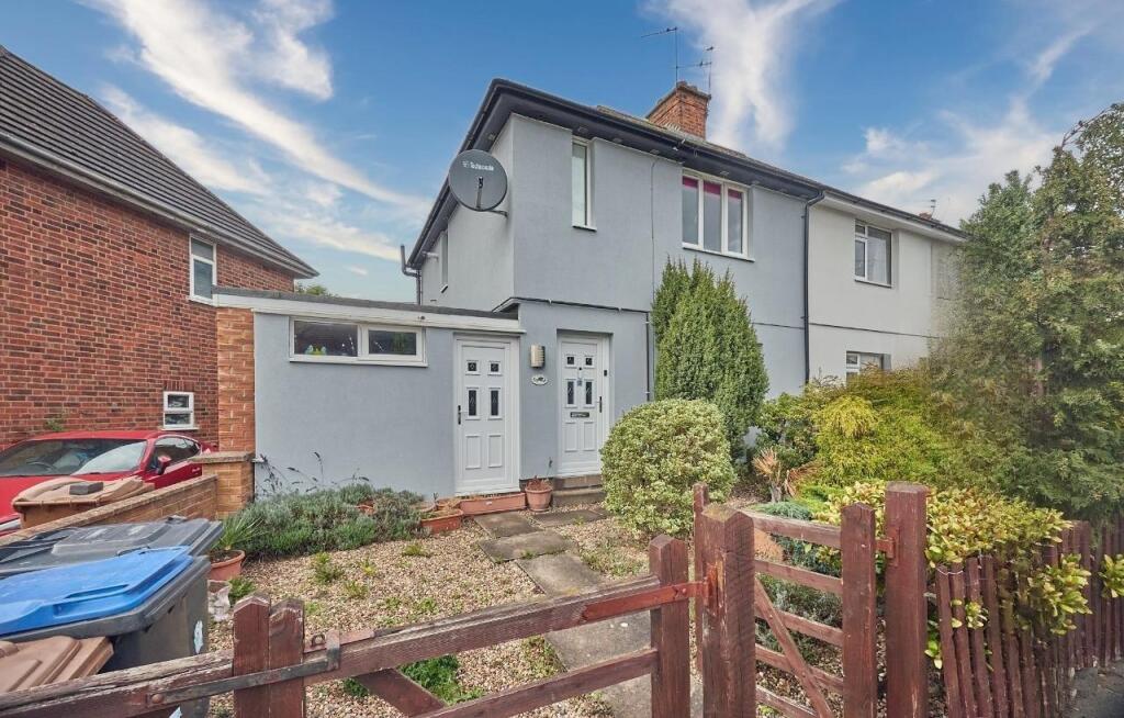 3-bed semi-detached on Strathmore Road, Hinckley, £240,000