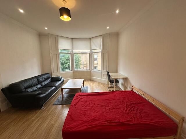 Apartment in Glasgow, Woodlands - View 3
