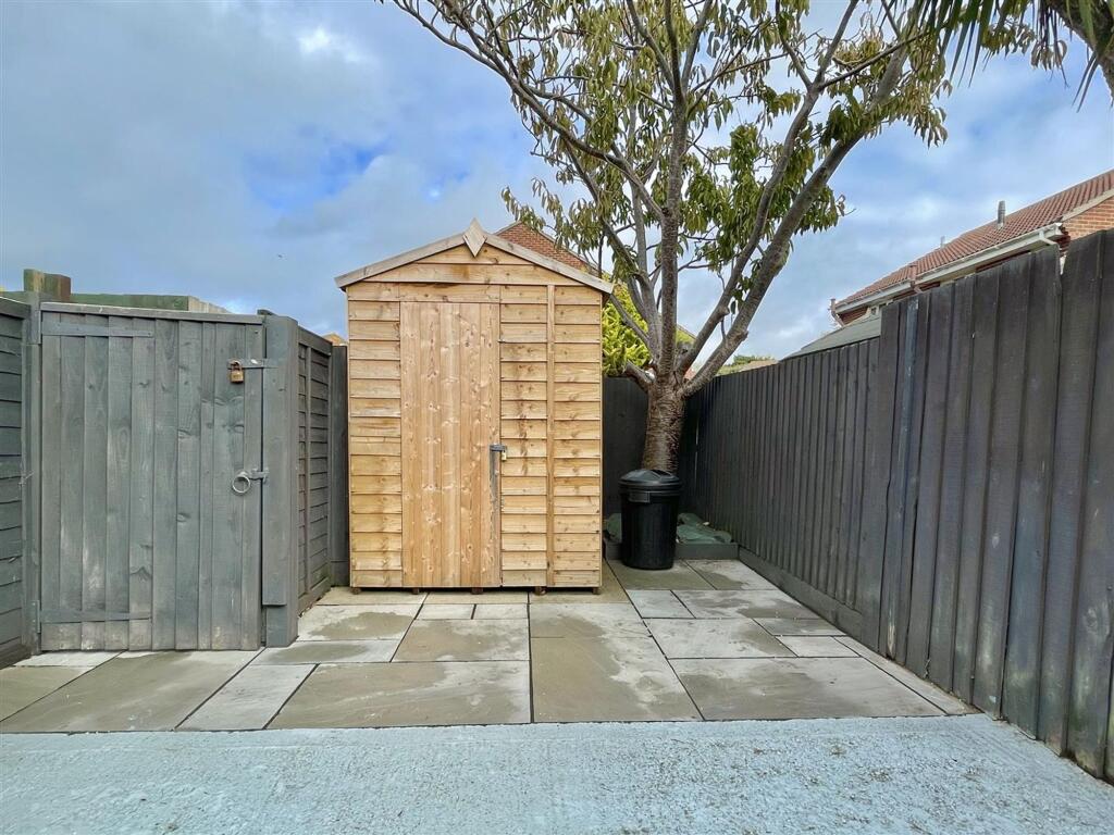 Larkspur Close, Weymouth, DT4 photo 4