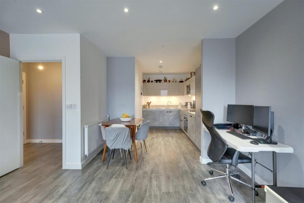 Apartment in London, Ponders End - View 3